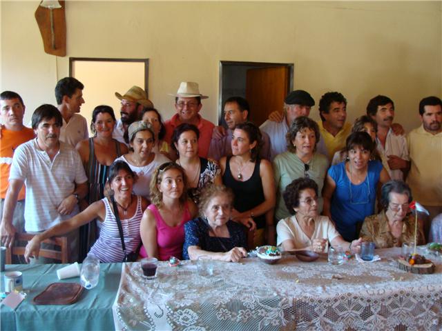 Fotografía de grupo. Asistieron 22 primos y primas Barrandeguy, junto a la 'decana' María Elena Barrandeguy y otros miembros de la familia